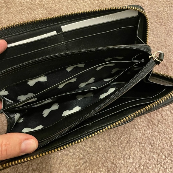 Kate Spade NWOT ivory/ black stripe wallet with patent bow - Picture 5 of 8